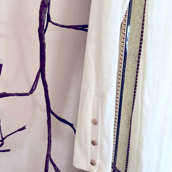 Size M fits more like a small, long, fitted cream color with gold metal snaps - Picture 5 of 15